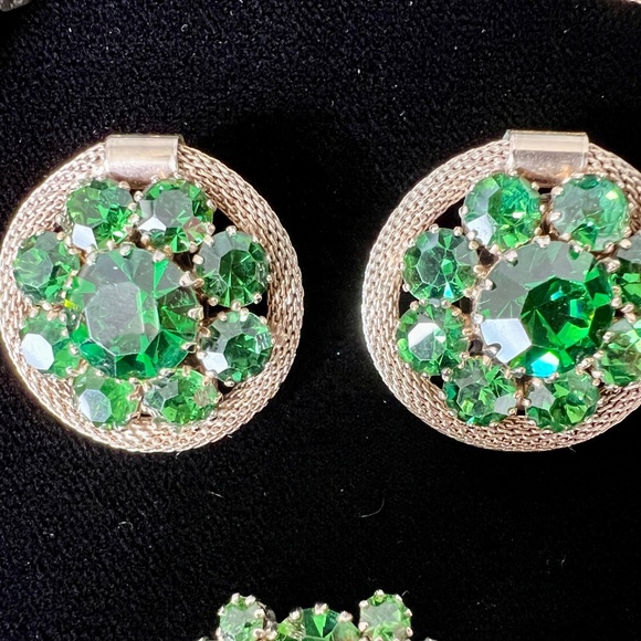 Vintage Weiss Emerald Green Rhinestone Necklace, Earrings & Brooch Set - Picture 4 of 15